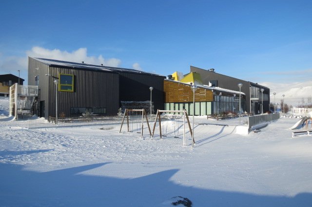 Skólahald fellur niður