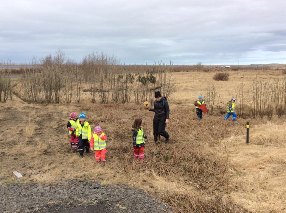 Börn og starfsfólk fegra umhverfið á Degi umhverfisins