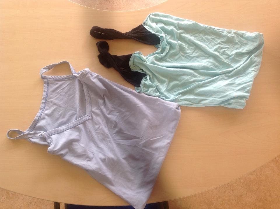 Búið að breyta gömlum hlýrabolum í poka.