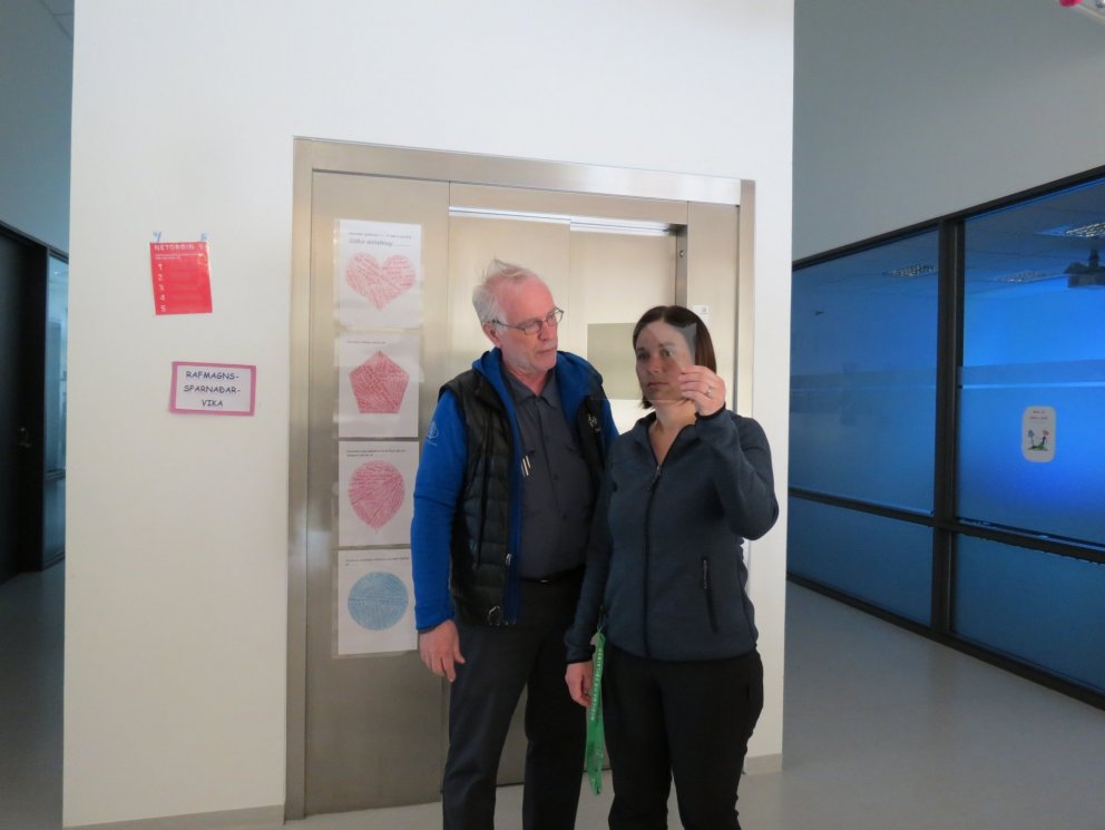 Heiðarskóli fær ljósakassa að gjöf