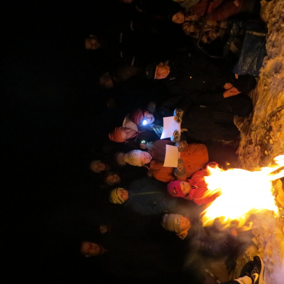 Sögustund við varðeld í morgunsárið