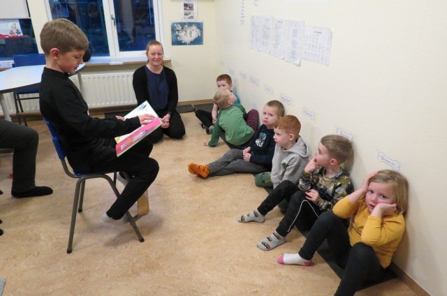Skólasamstarf - nemendur í 3. bekk lesa fyrir leikskólabörn