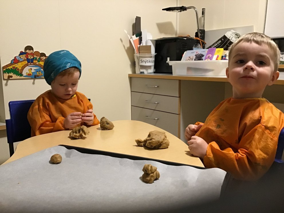 Börnin af dropanum bökuðu fyrir aðventukaffi.