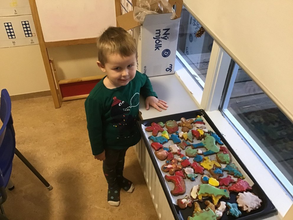 Börnin af regnboganum bökuðu piparkökur og skreyttu.