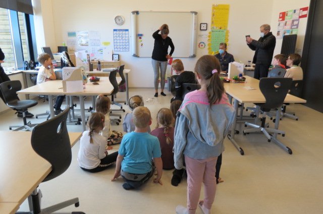 Nemendur í 1. bekk fengu gefins hjálma