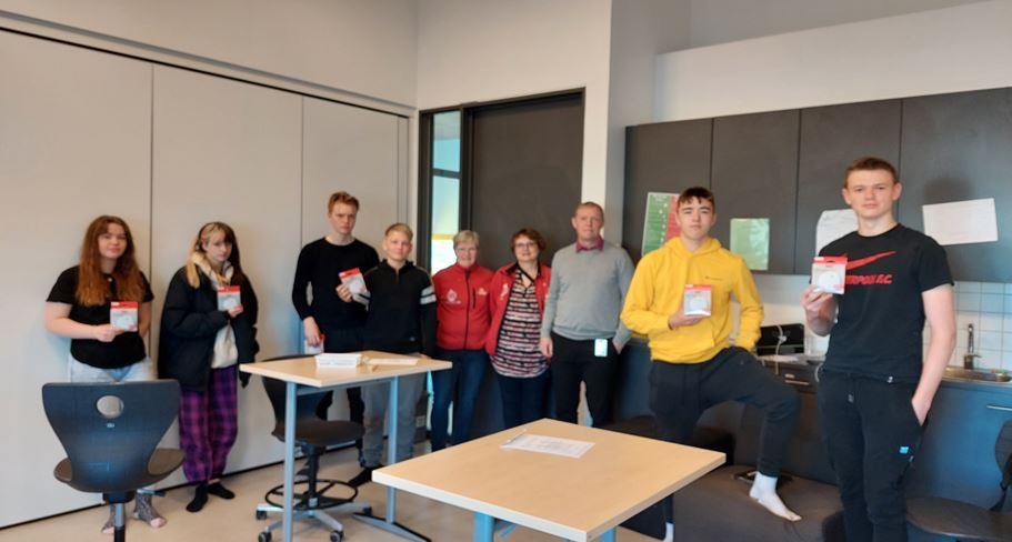 Slysavarnarfélagið Líf færir nemendum í 10. bekk reykskynjara