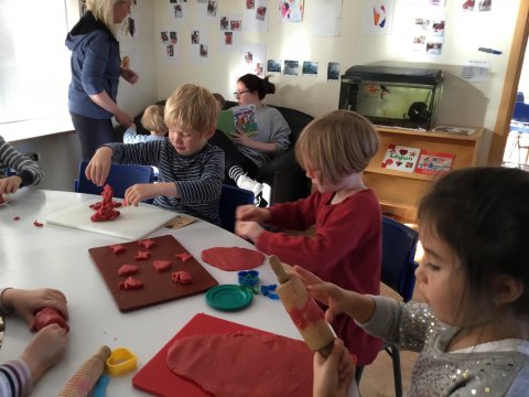 Skólasamstarf vetrarins hafið - 1. bekkur í heimsókn í Skýjaborg