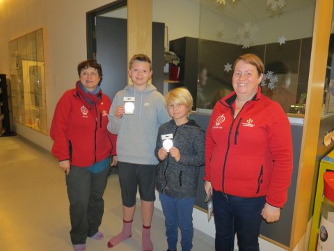 Slysavarnardeildin Líf færir nemendum endurskinsmerki