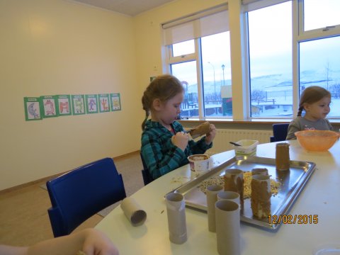 Börnin búa til fóður handa smáfuglunum