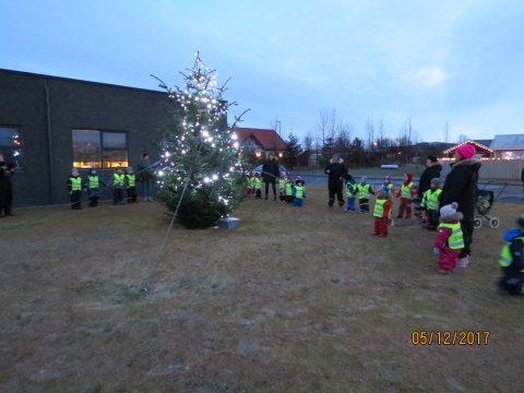 Jólaljósin tendruð