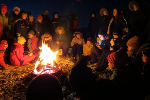 Gæðastund við varðeld í morgunsárið