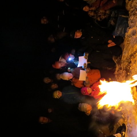 Sögustund við varðeld í morgunsárið