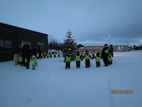 Kveikt á jólatrénu við Stjórnsýsluhúsið
