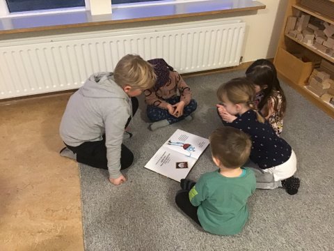 3. bekkur kom í leikskólann í morgun og las fyrir börnin.