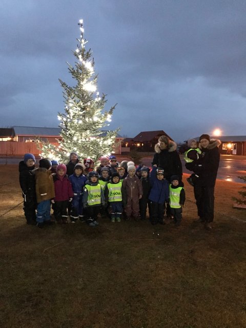 Jólaljósin tendruð.